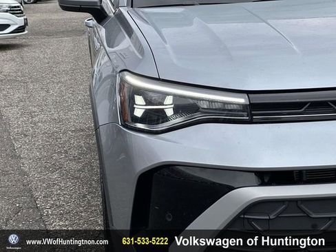 Certified 2025 Volkswagen Taos SE w/ Panoramic Sunroof Package image 10