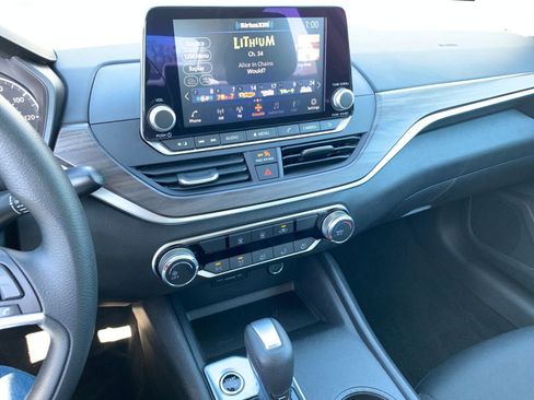 Used 2025 Nissan Altima 2.5 SV image 17