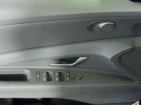 Used 2025 Hyundai Elantra SE FWD image 23