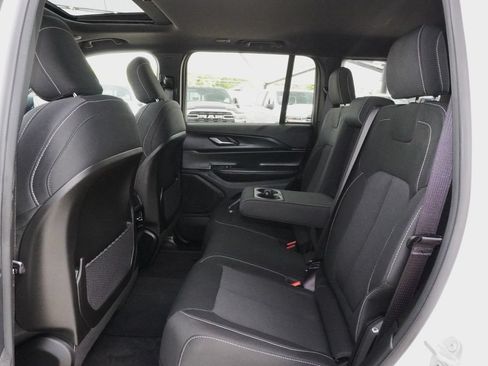 Used 2025 Jeep Grand Cherokee Laredo X AWD/4WD image 31