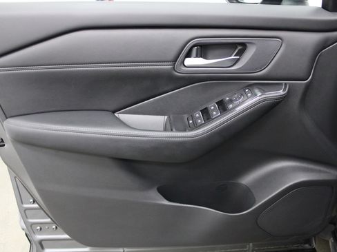 Used 2024 Nissan Rogue SL AWD/4WD image 11