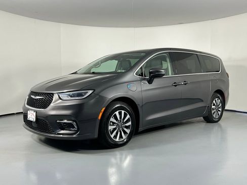 Used 2023 Chrysler Pacifica Touring-L image 3