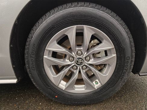 Certified 2023 Toyota Sienna LE image 9