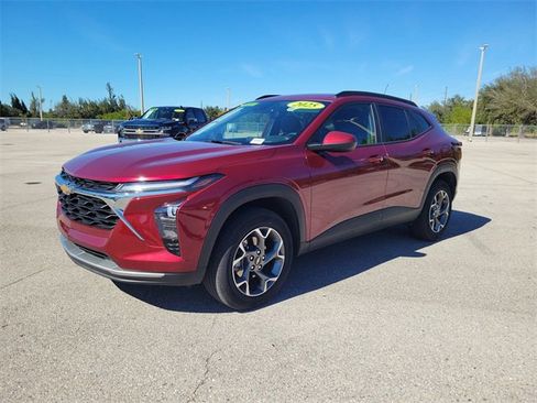 Certified 2025 Chevrolet Trax LT w/ LT Convenience Package image 2