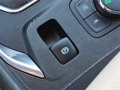 Used 2023 Chevrolet Traverse LT image 25