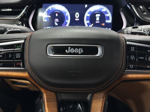 Used 2025 Jeep Grand Cherokee Summit AWD/4WD image 16