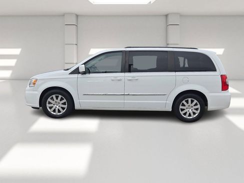 Used 2015 Chrysler Town & Country Touring image 2
