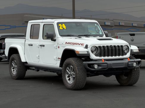 Used 2024 Jeep Gladiator Mojave AWD/4WD image 7