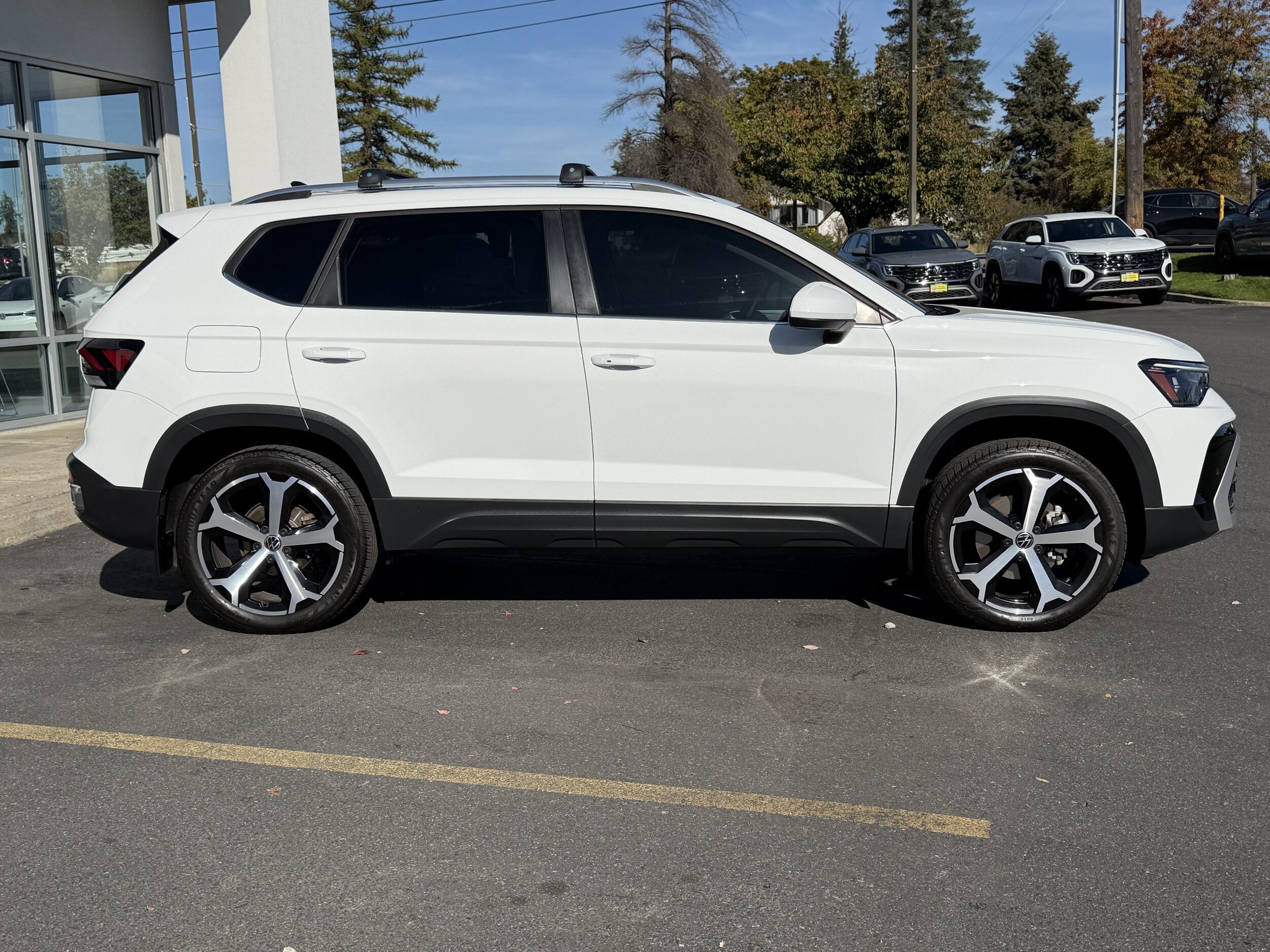 Used 2025 Volkswagen Taos SEL AWD/4WD image 4