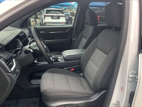 Used 2025 GMC Acadia Elevation image 8