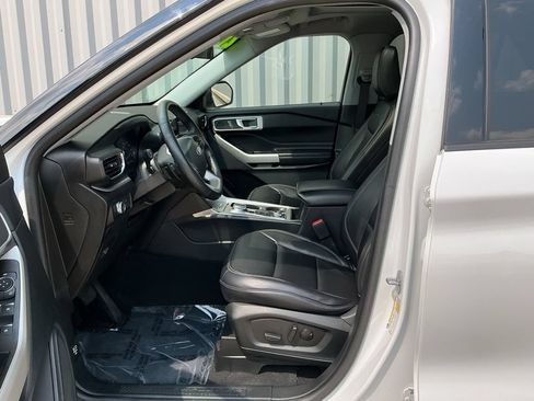 Used 2021 Ford Explorer XLT w/ Equipment Group 202A AWD/4WD image 9