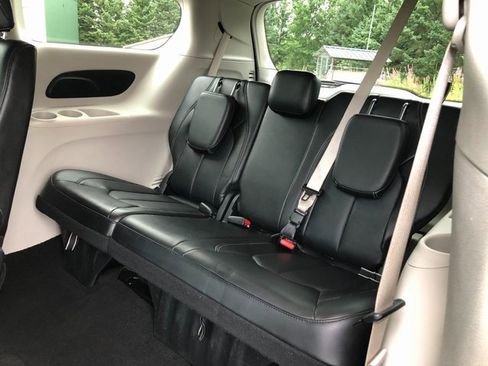 Used 2024 Chrysler Pacifica Touring-L image 19