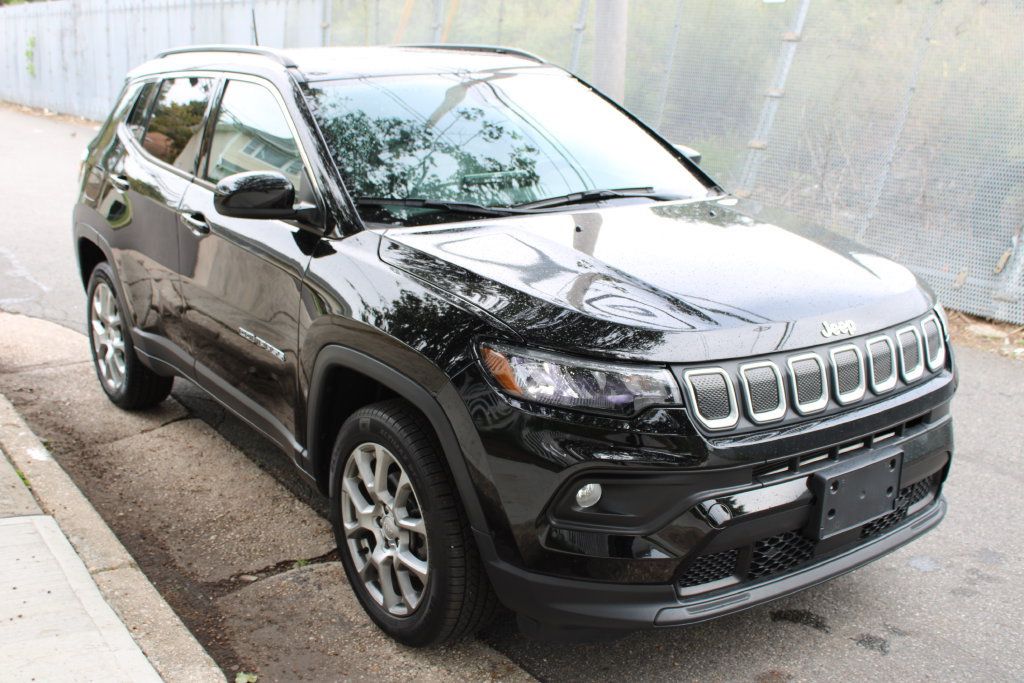 Used 2022 Jeep Compass Latitude w/ Sun and Sound Group AWD/4WD image 4