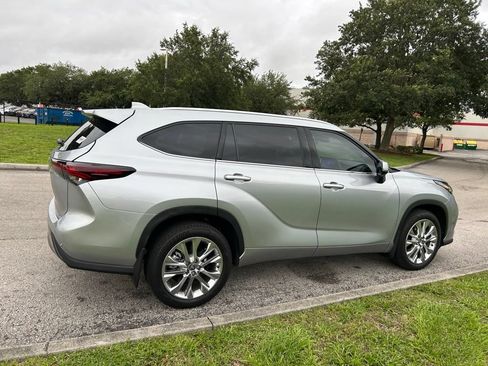 Used 2024 Toyota Highlander Limited FWD image 6