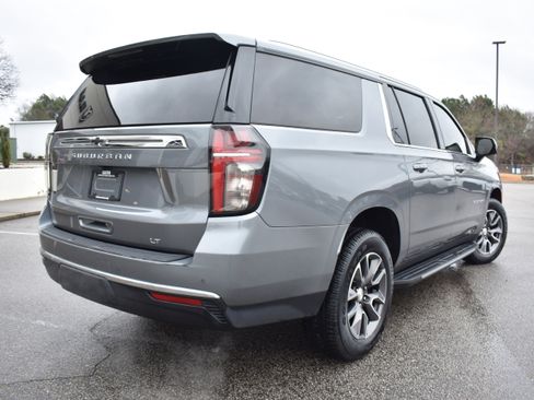 Used 2022 Chevrolet Suburban LT w/ Luxury Package image 9
