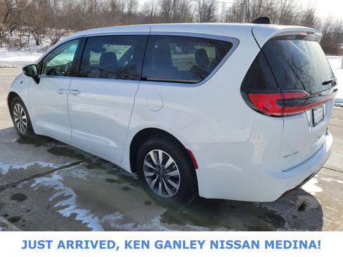 Used 2024 Chrysler Pacifica Select image 5