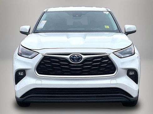 Used 2022 Toyota Highlander LE image 3