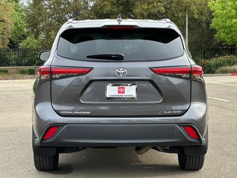 Used 2023 Toyota Highlander XLE AWD/4WD image 5