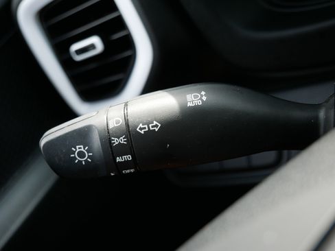 Used 2024 Hyundai Venue Limited FWD image 28