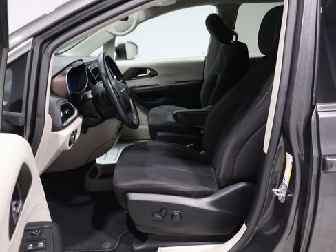 Used 2021 Chrysler Voyager LX image 11