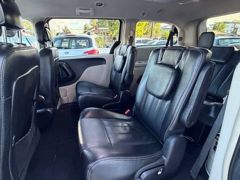 Used 2014 Chrysler Town & Country Touring FWD image 8