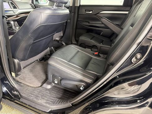 Used 2019 Toyota Highlander XLE image 23