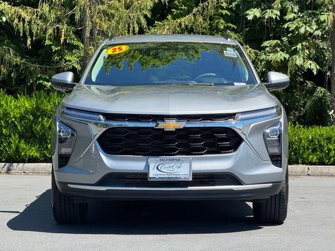 Used 2025 Chevrolet Trax LT FWD image 34