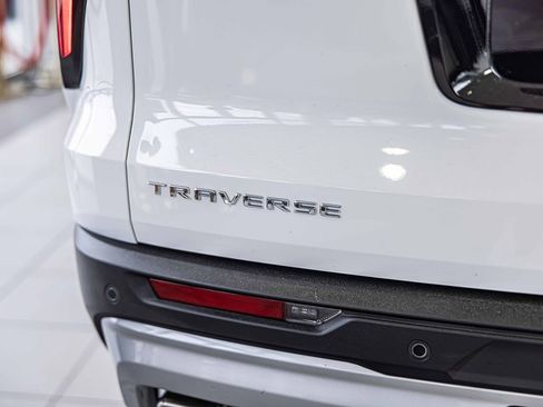 Used 2025 Chevrolet Traverse LT image 17