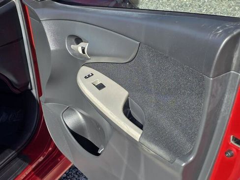 Used 2013 Toyota Corolla S image 32