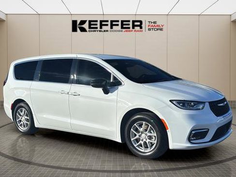 New 2026 Chrysler Pacifica Select image 7