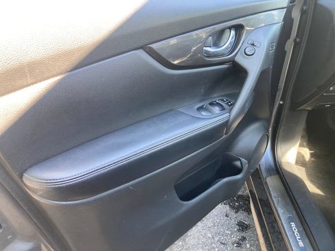 Used 2019 Nissan Rogue SV w/ Sun & Sound Touring Package AWD/4WD image 13
