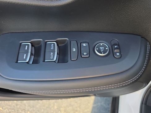 Certified 2025 Honda HR-V EX-L image 17