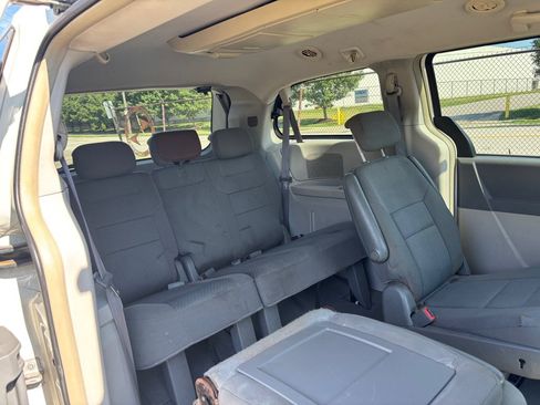 Used 2009 Chrysler Town & Country Touring FWD image 14