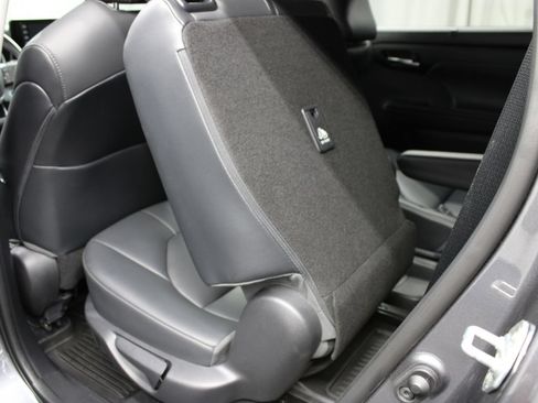 Used 2021 Toyota Highlander XLE AWD/4WD image 57