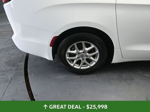 Used 2024 Chrysler Pacifica Touring-L image 24