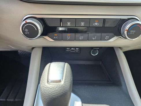 Used 2025 Nissan Altima 2.5 SV image 32