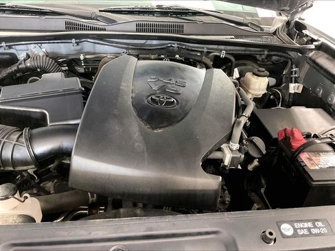 Used 2018 Toyota Tacoma SR5 AWD/4WD image 35