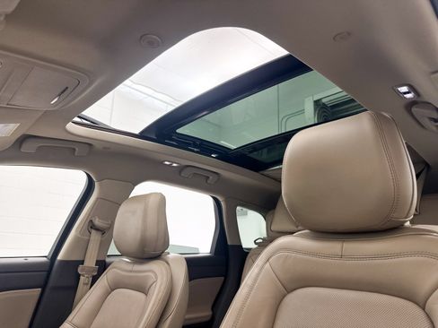 Used 2020 Lincoln Corsair Reserve FWD image 3