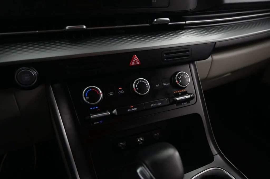 Used 2023 Kia Carnival LX FWD image 26