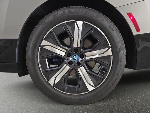 Used 2024 BMW iX xDrive50 w/ Sport Package AWD/4WD image 32