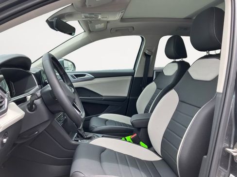 New 2025 Volkswagen Taos SEL image 9