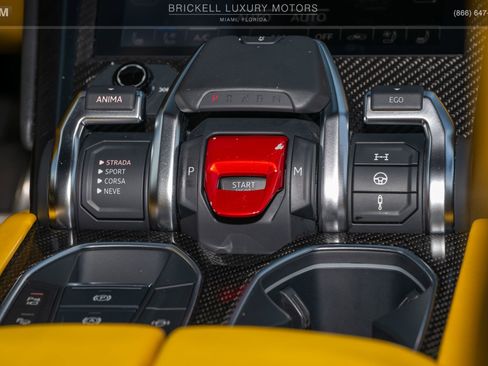 Used 2022 Lamborghini Urus AWD/4WD image 26
