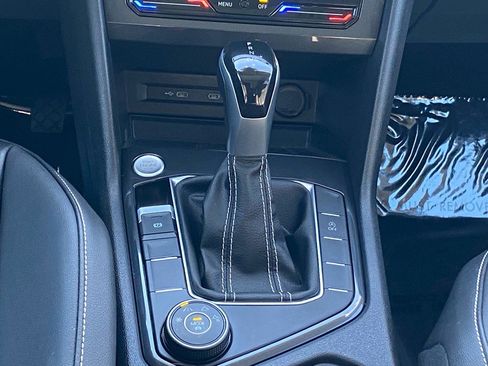 Certified 2022 Volkswagen Tiguan SE w/ Panoramic Sunroof Package image 10