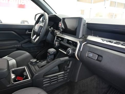 Used 2025 Toyota Tacoma TRD Sport AWD/4WD image 15