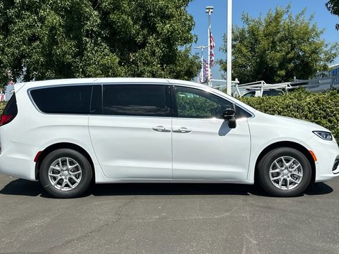 New 2026 Chrysler Pacifica Select image 3