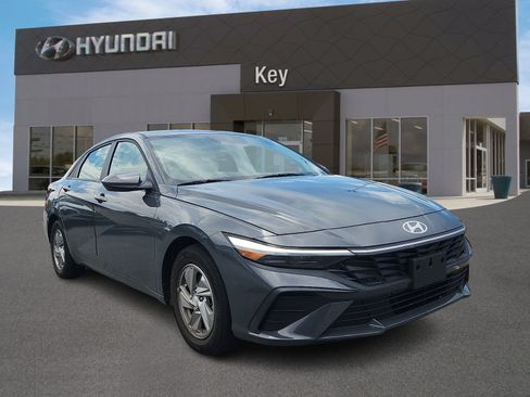 Certified 2025 Hyundai Elantra SE FWD image 1