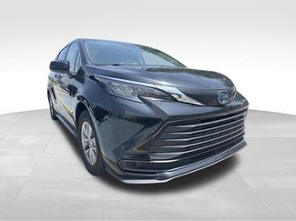 Used 2024 Toyota Sienna LE AWD/4WD video 3