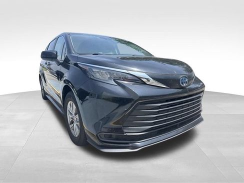 Used 2024 Toyota Sienna LE AWD/4WD image 3