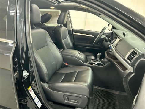 Used 2019 Toyota Highlander SE image 24