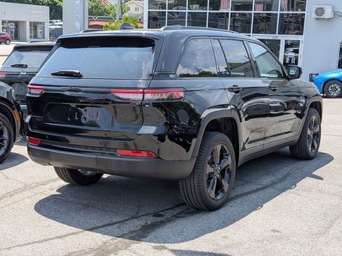 Used 2023 Jeep Grand Cherokee Limited w/ Black Appearance Package AWD/4WD image 6
